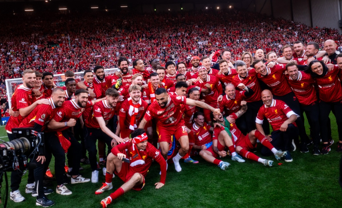 Liverpool merayakan kesuksesan meraih gelar juara Liga Inggris usai kalahkan