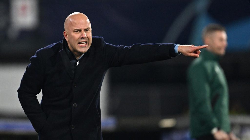 Arne Slot Slot diperkenalkan sebagai pelatih kepala, bukan manajer seperti Klopp.