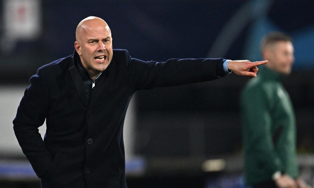 Arne Slot Slot diperkenalkan sebagai pelatih kepala, bukan manajer seperti Klopp.