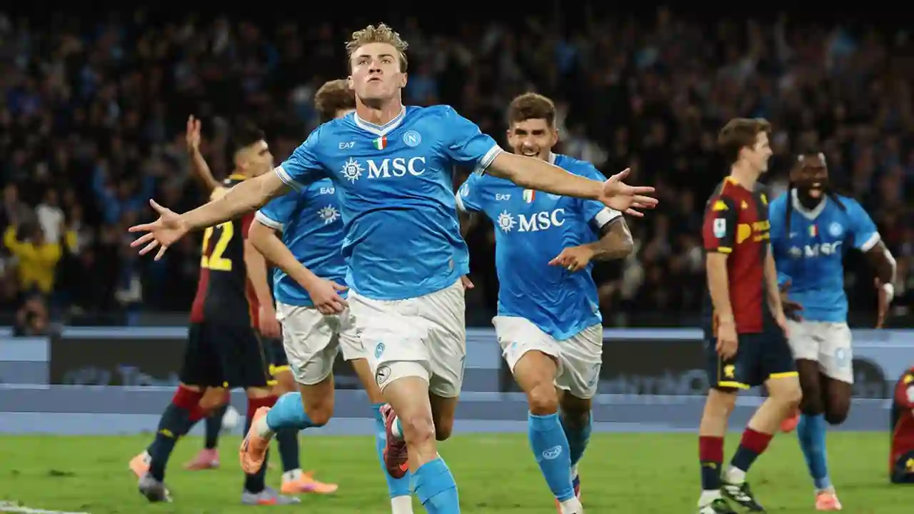 Selebrasi Rasmus Hojlund usai mencetak gol di laga Napoli vs Genoa